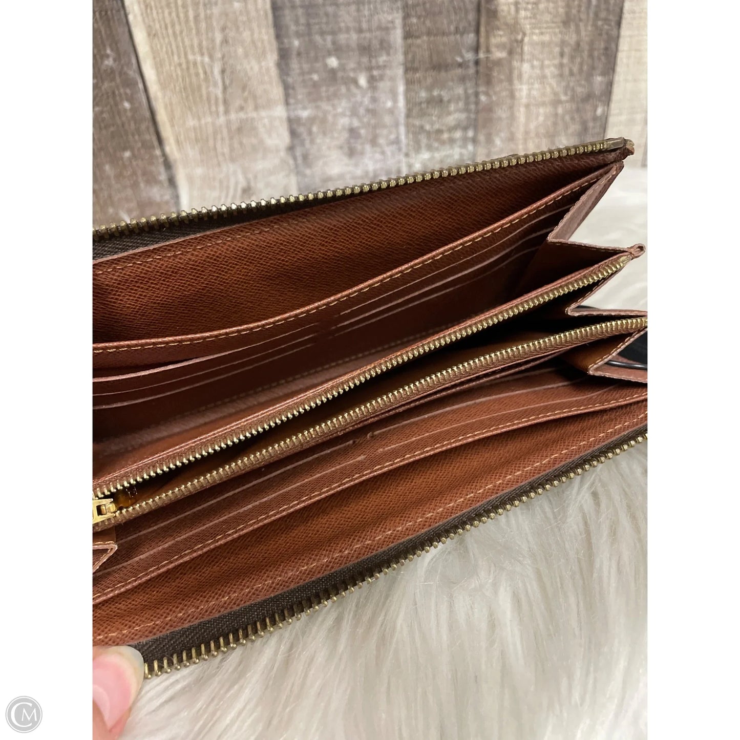 Wallet Luxury Designer By Louis Vuitton, Size: Medium