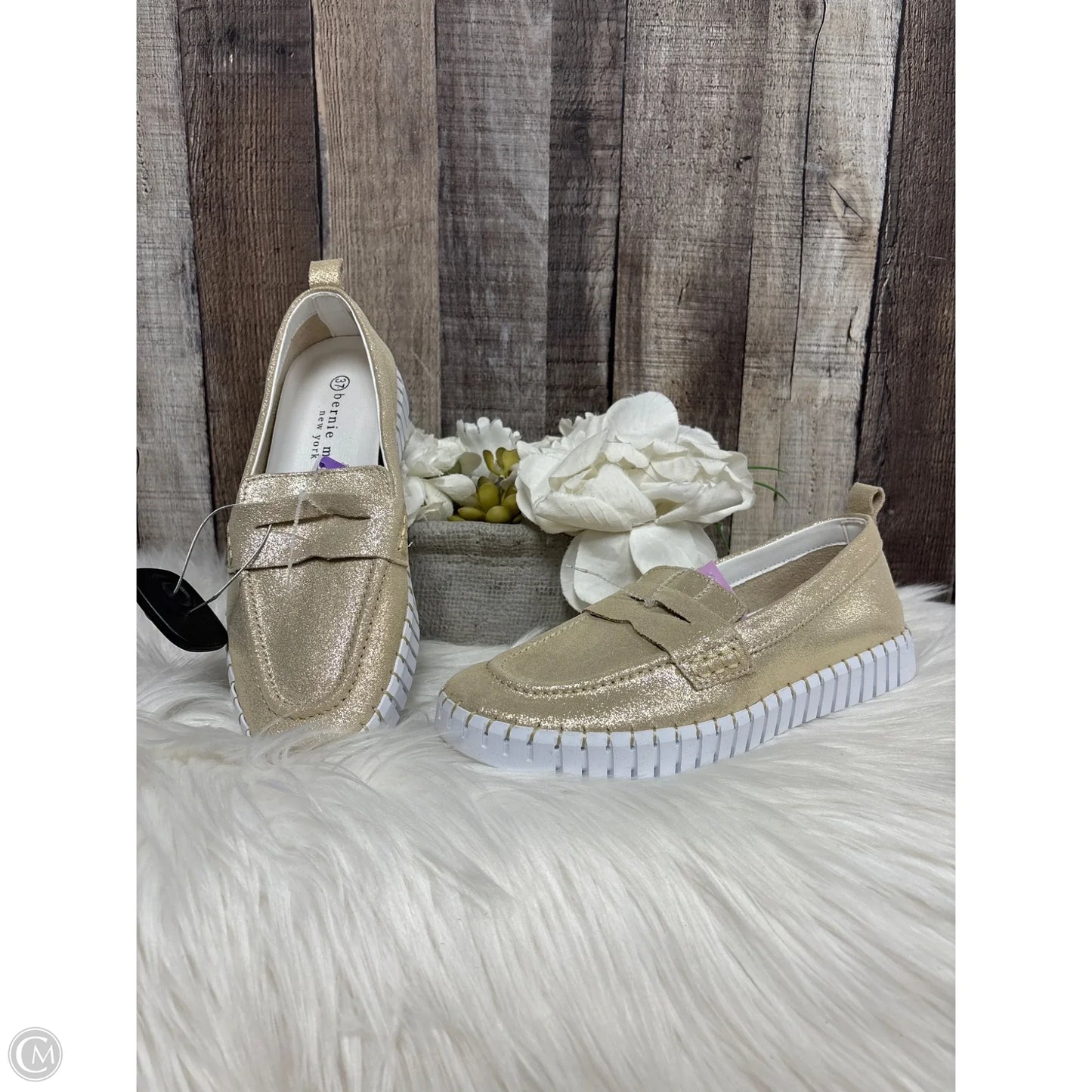 Shoes Flats By Bernie Mev In Gold, Size: 7