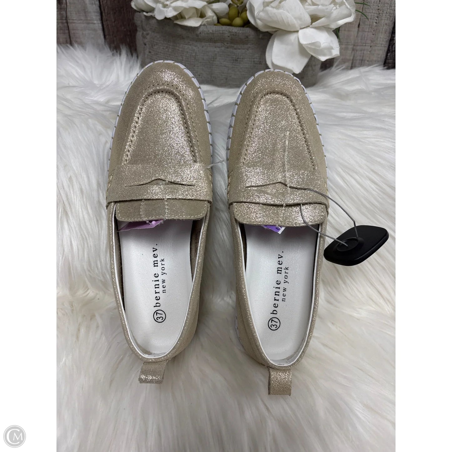 Shoes Flats By Bernie Mev In Gold, Size: 7