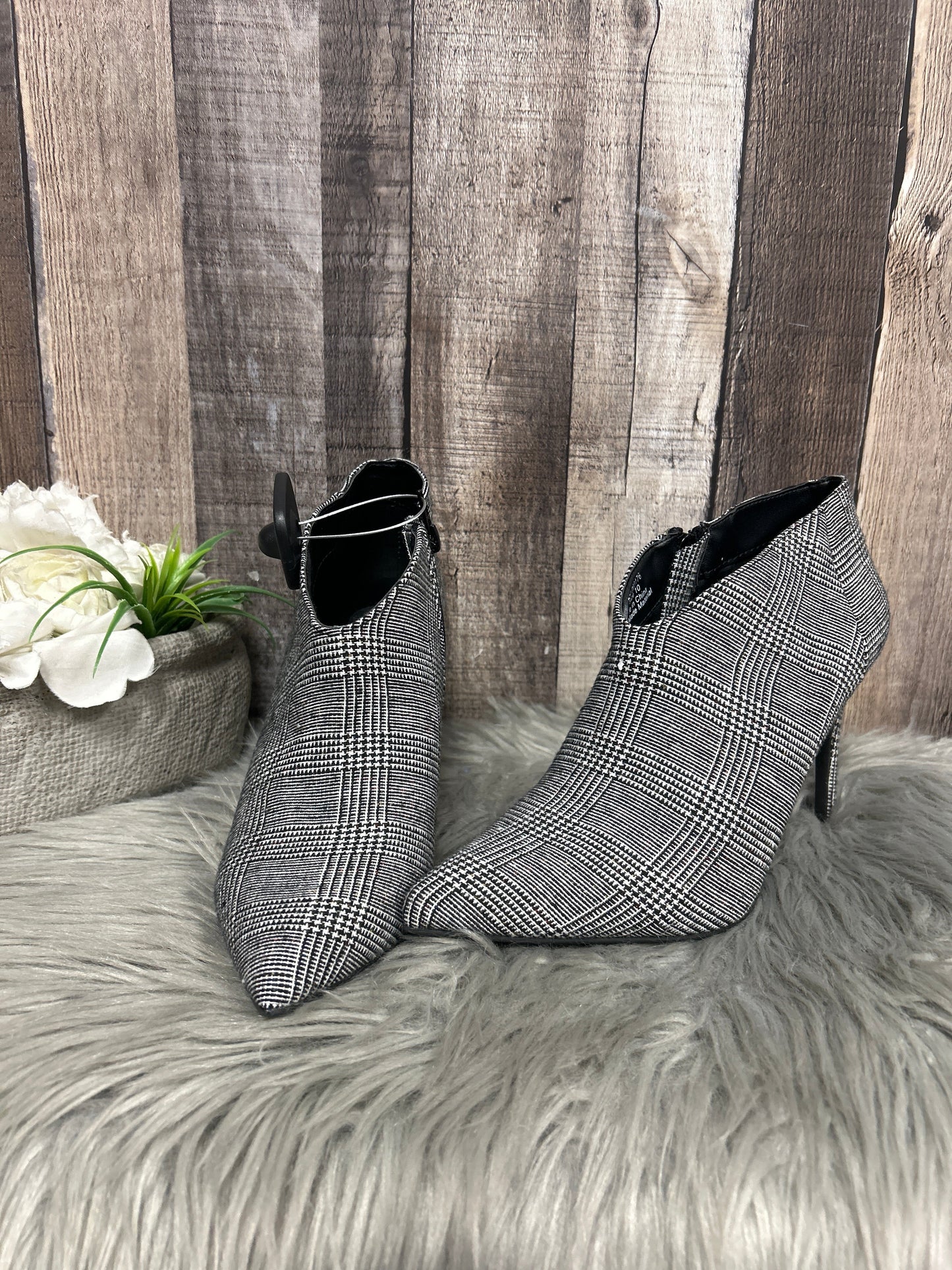 Boots Ankle Heels By Cmf In Black & White, Size: 10