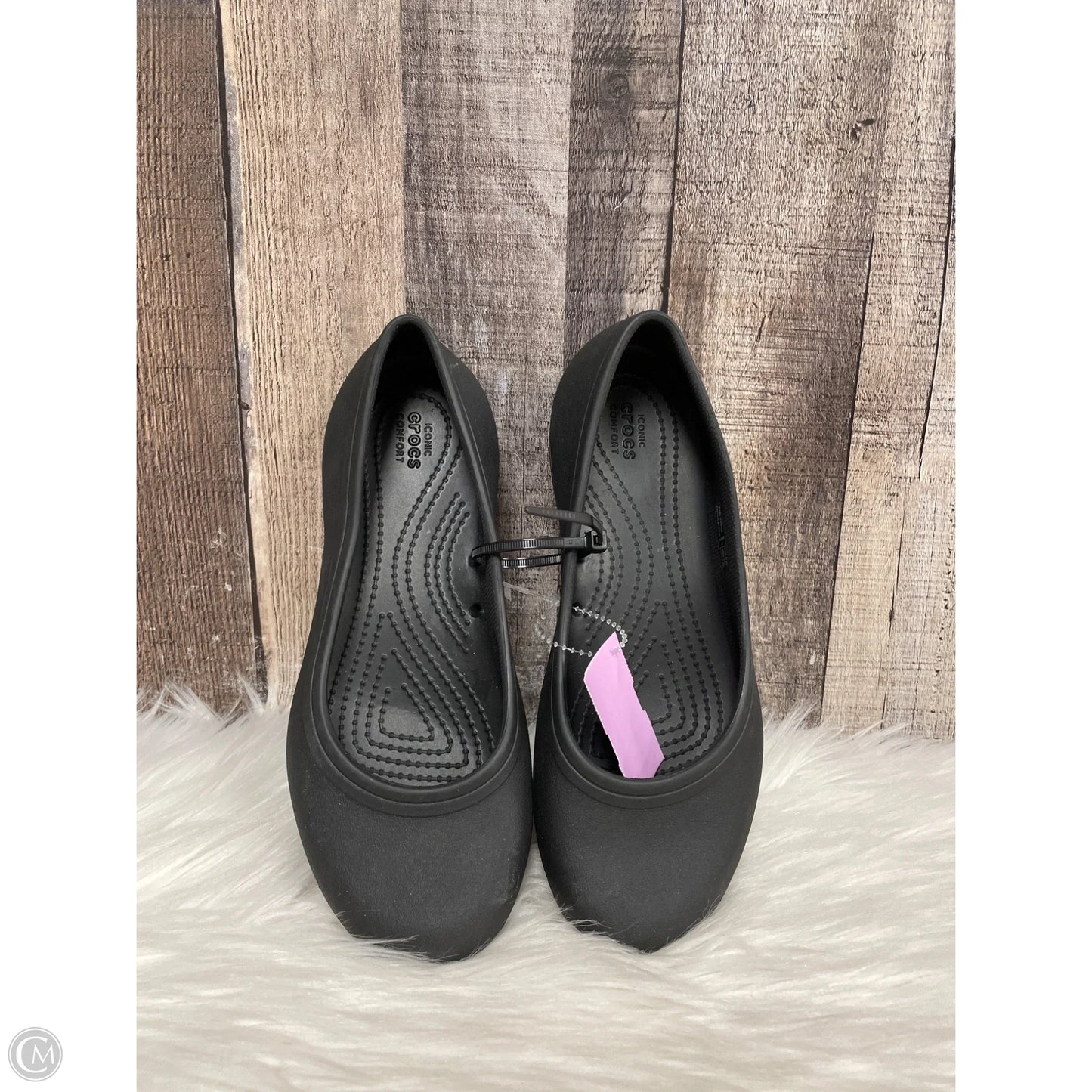 Shoes Flats By Crocs In Black, Size: 7