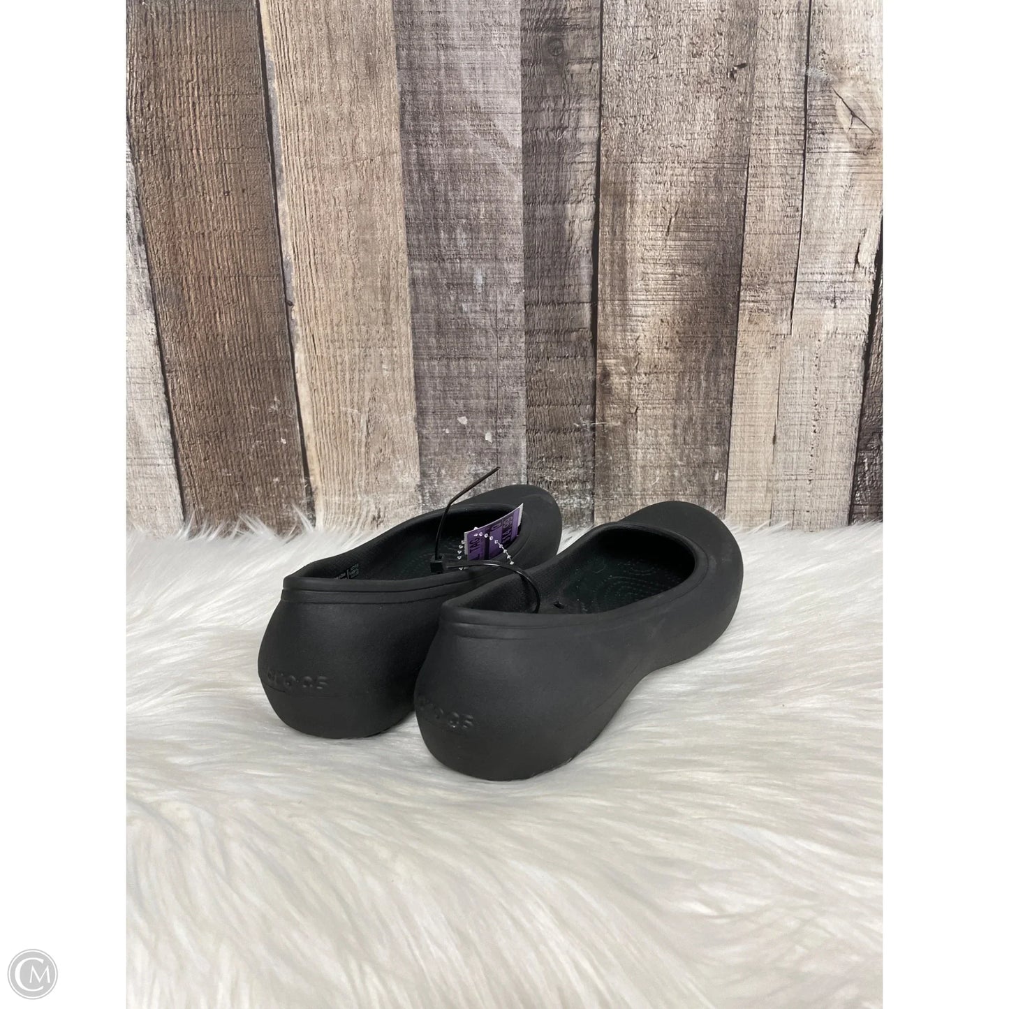 Shoes Flats By Crocs In Black, Size: 7
