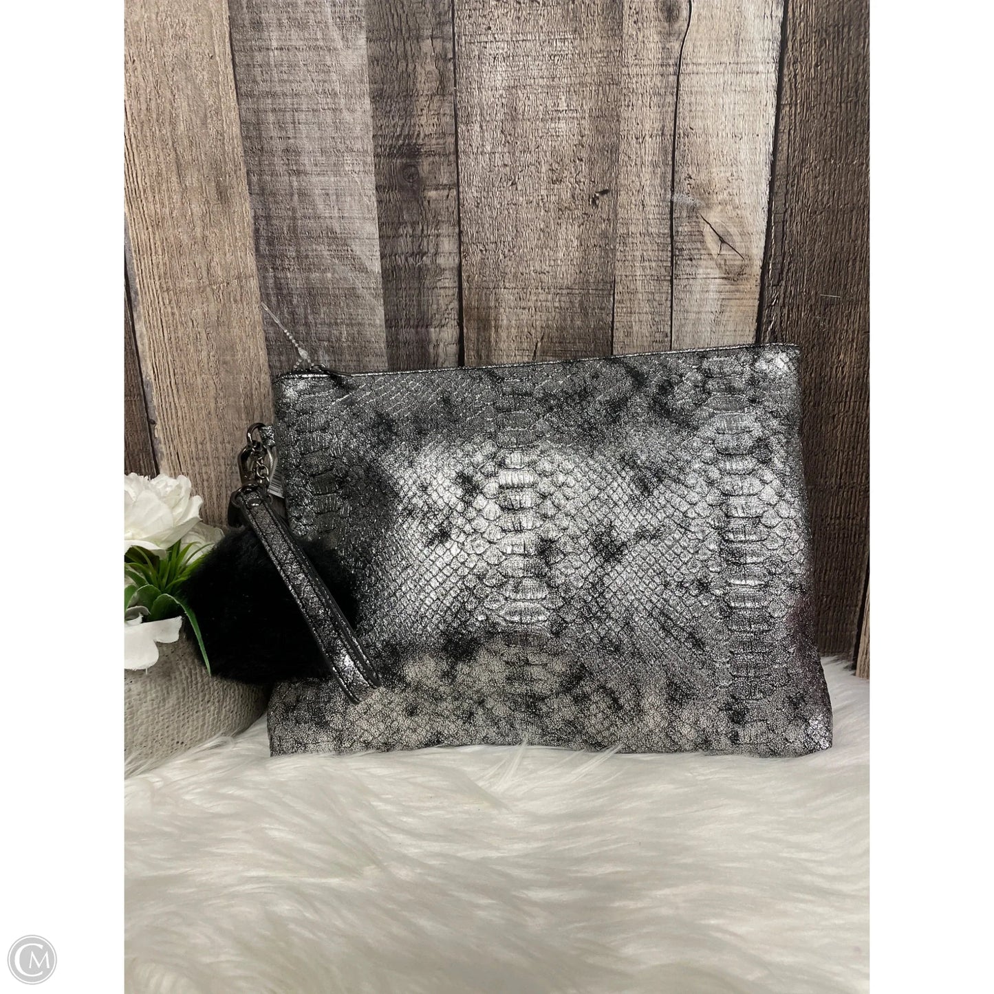 Clutch By Cmf, Size: Large