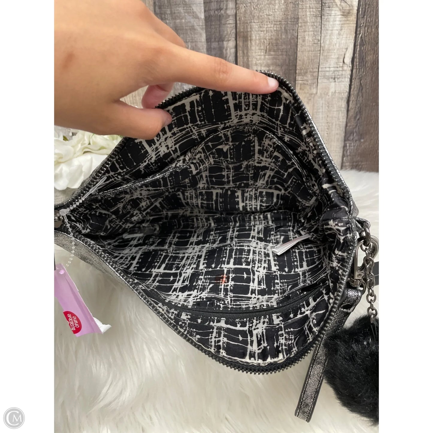 Clutch By Cmf, Size: Large