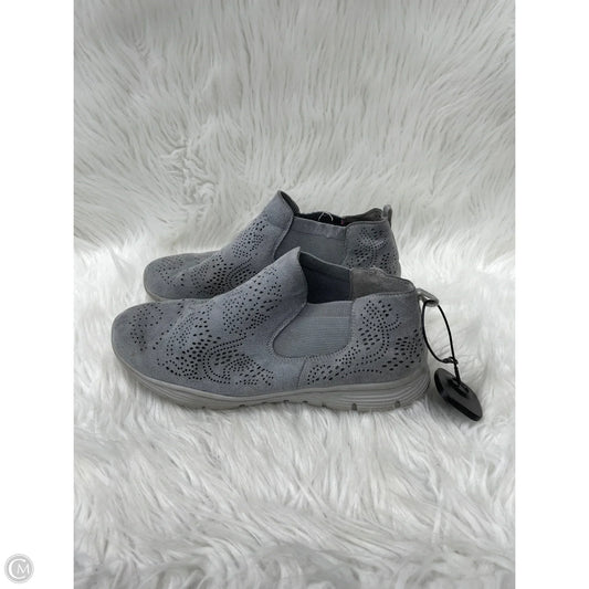 Shoes Sneakers By Skechers In Grey, Size: 9