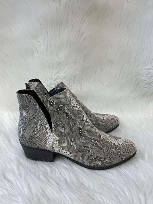 Boots Ankle Flats By Clothes Mentor In Snakeskin Print, Size: 8.5
