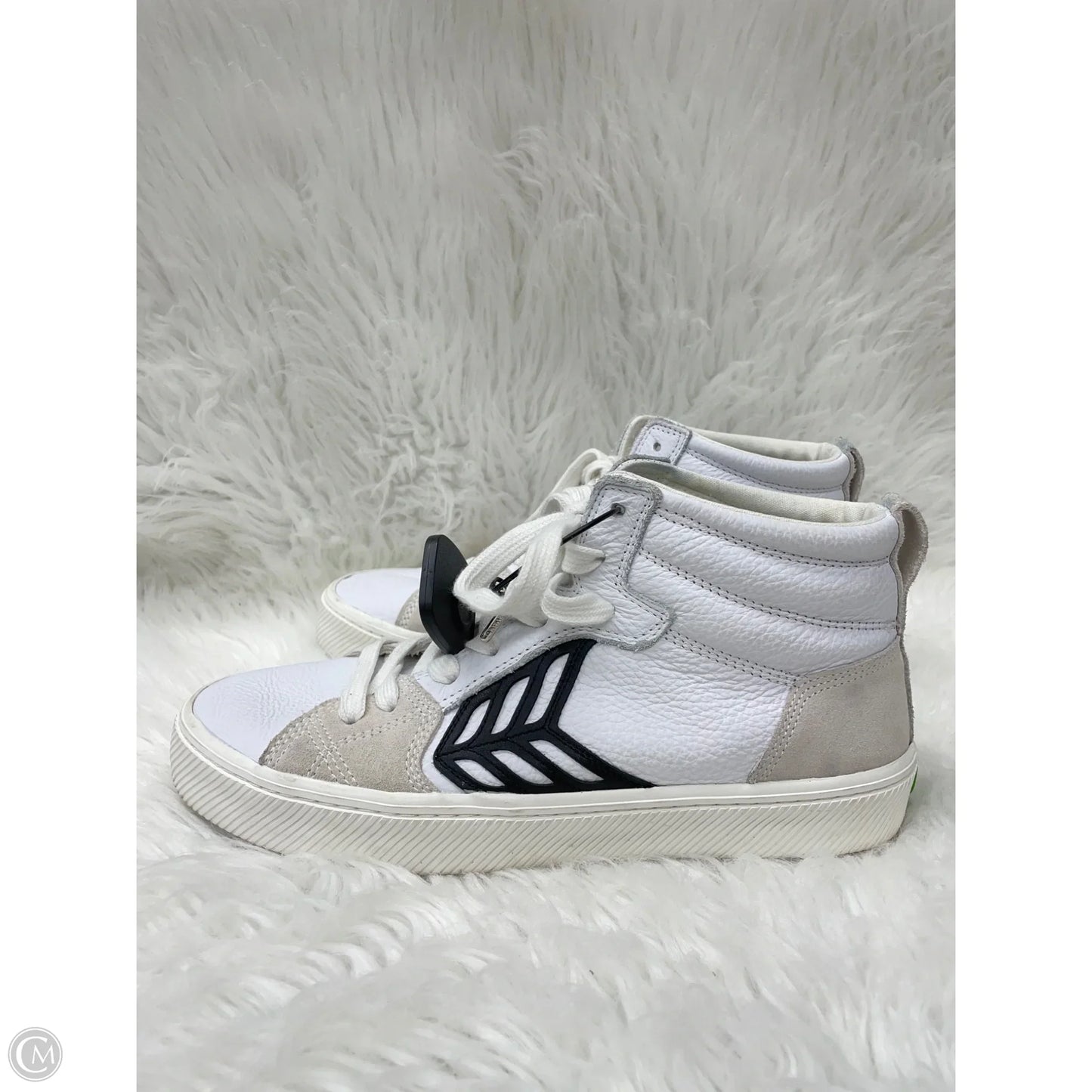 Shoes Sneakers By Cariuma In White, Size: 10