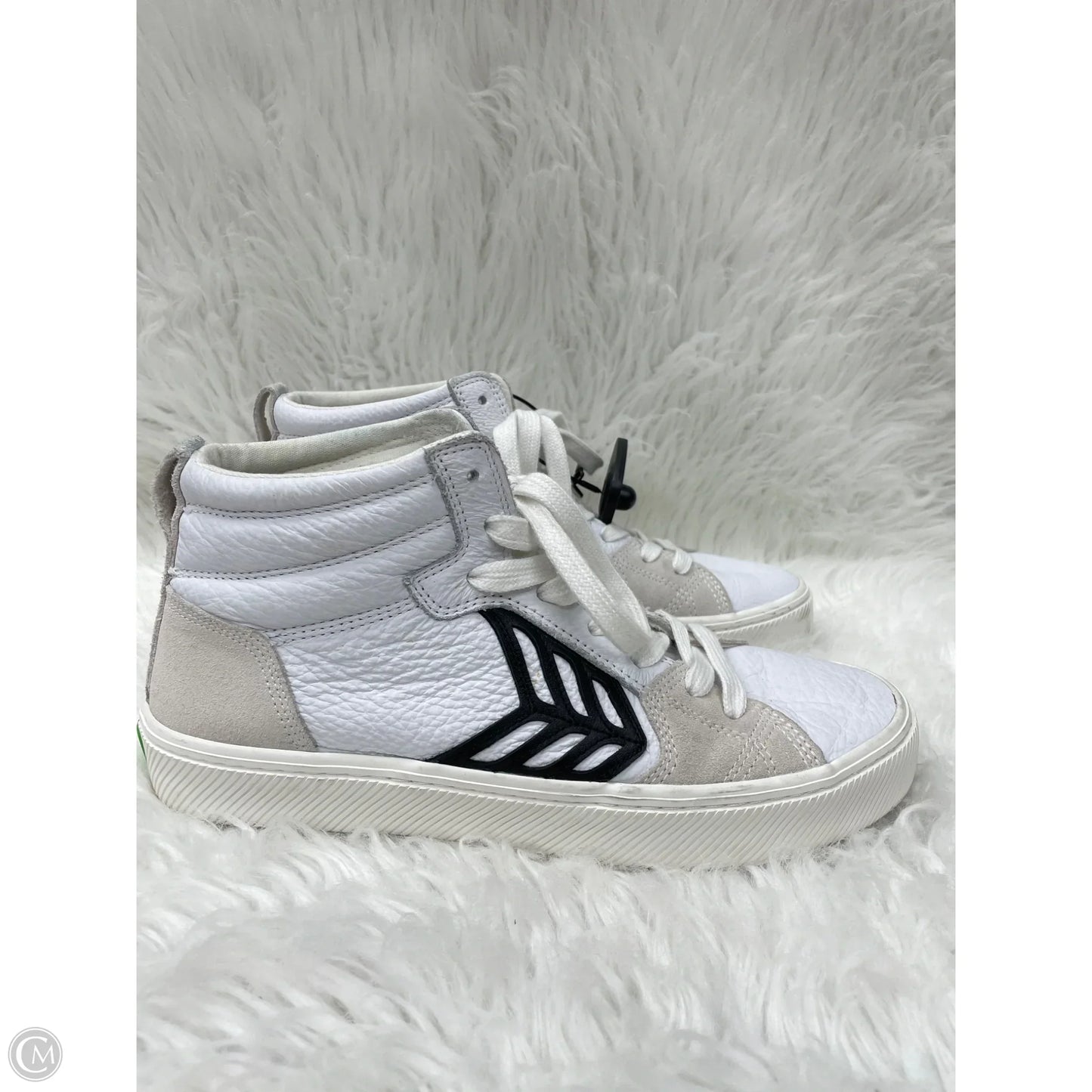 Shoes Sneakers By Cariuma In White, Size: 10