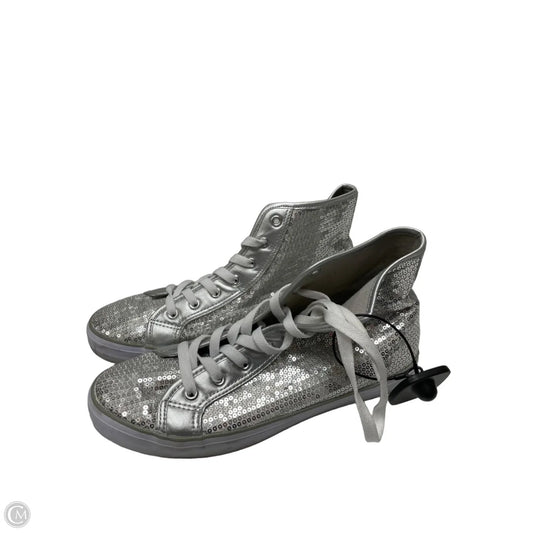 Shoes Sneakers By Clothes Mentor In Silver, Size: 9.5