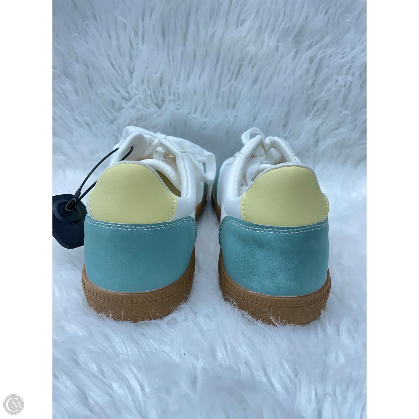 Shoes Sneakers By Cmc In White, Size: 9