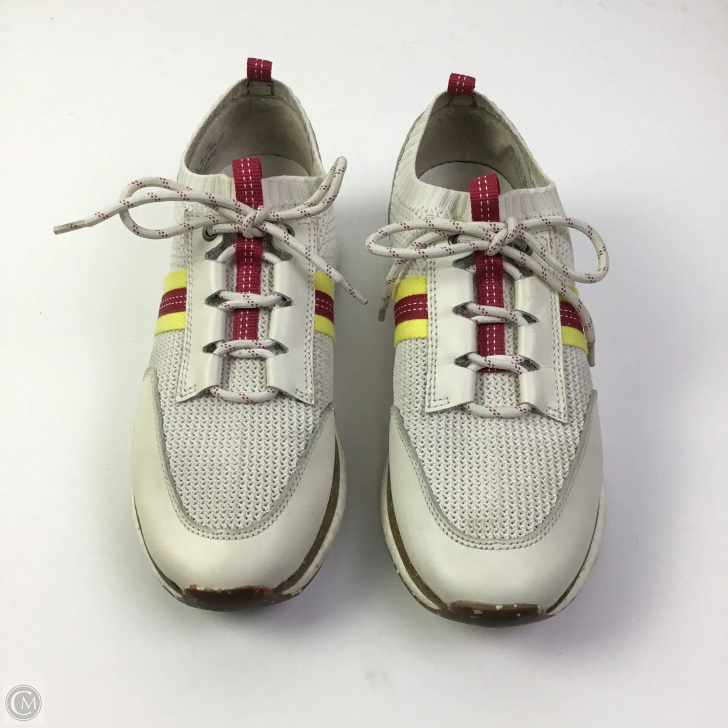 Shoes Sneakers By Clothes Mentor In Cream, Size: 9