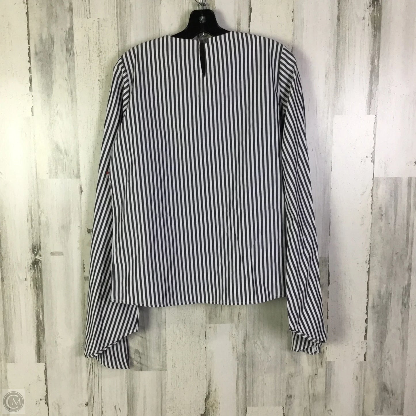 Top Long Sleeve By Clothes Mentor In Grey & White, Size: M
