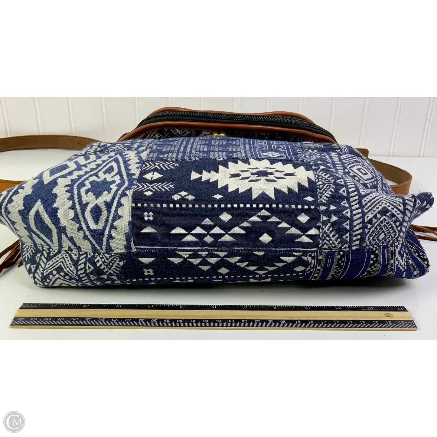 Crossbody By Clothes Mentor, Size: Large