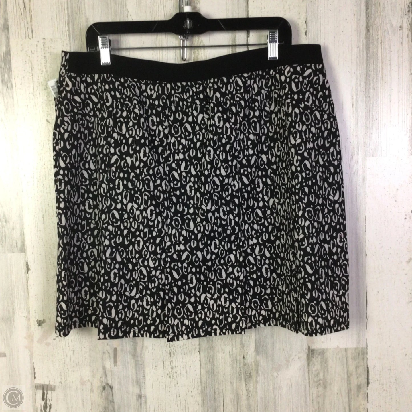 Athletic Skort By Chicos In Black & White, Size: L