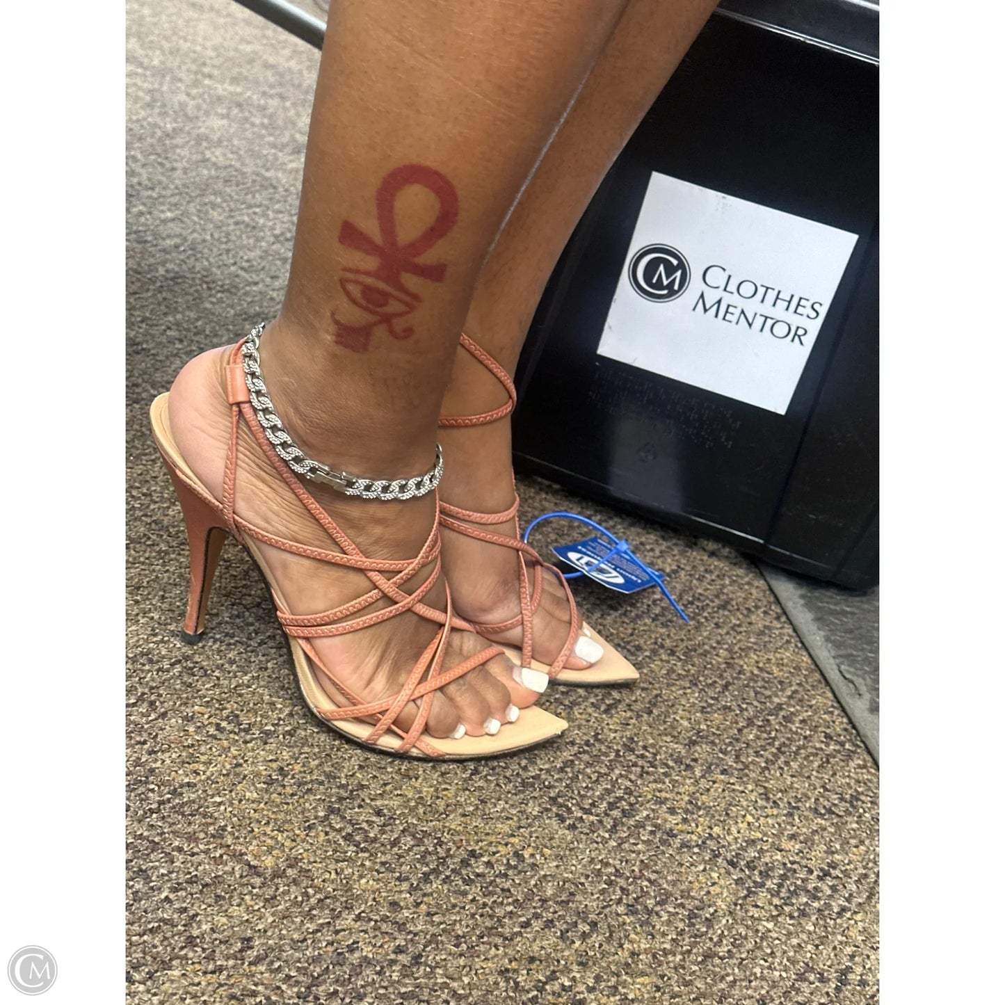 Sandals Designer By Gucci In Coral, Size: 8