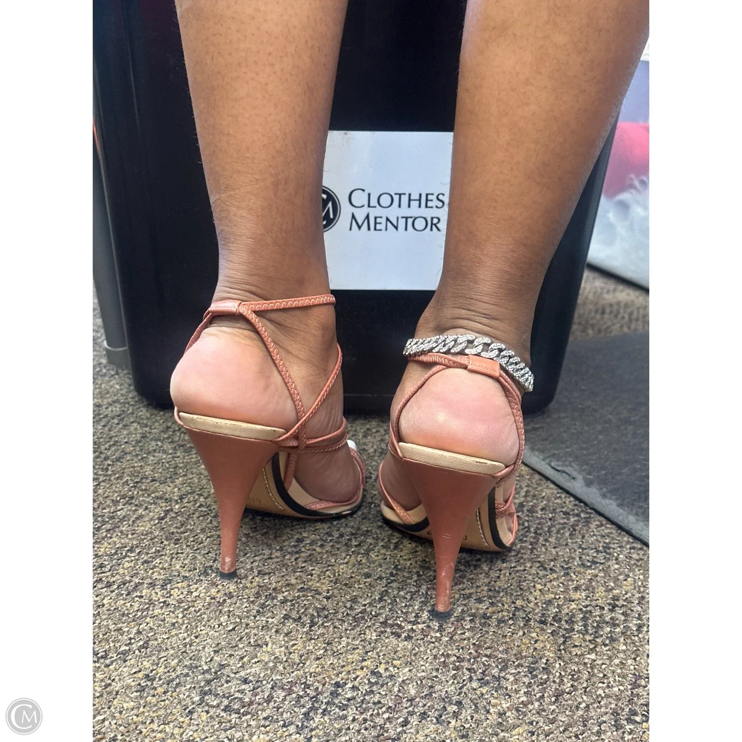 Sandals Designer By Gucci In Coral, Size: 8