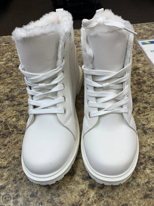 Boots Ankle Flats By Clothes Mentor In White, Size: 10