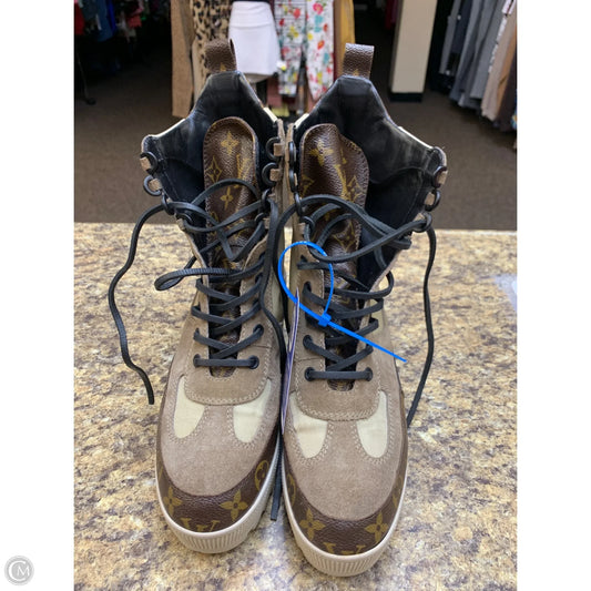 Shoes Luxury Designer By Louis Vuitton In Tan, Size: 9