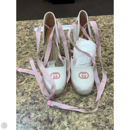 Shoes Luxury Designer By Gucci In Pink & White, Size: 10.5