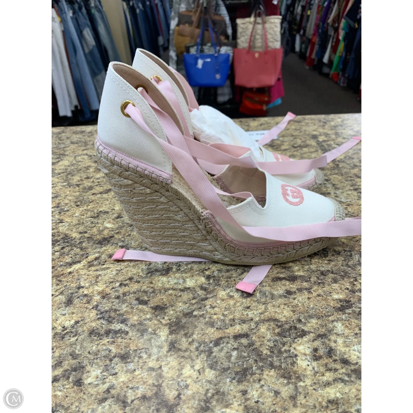 Shoes Luxury Designer By Gucci In Pink & White, Size: 10.5