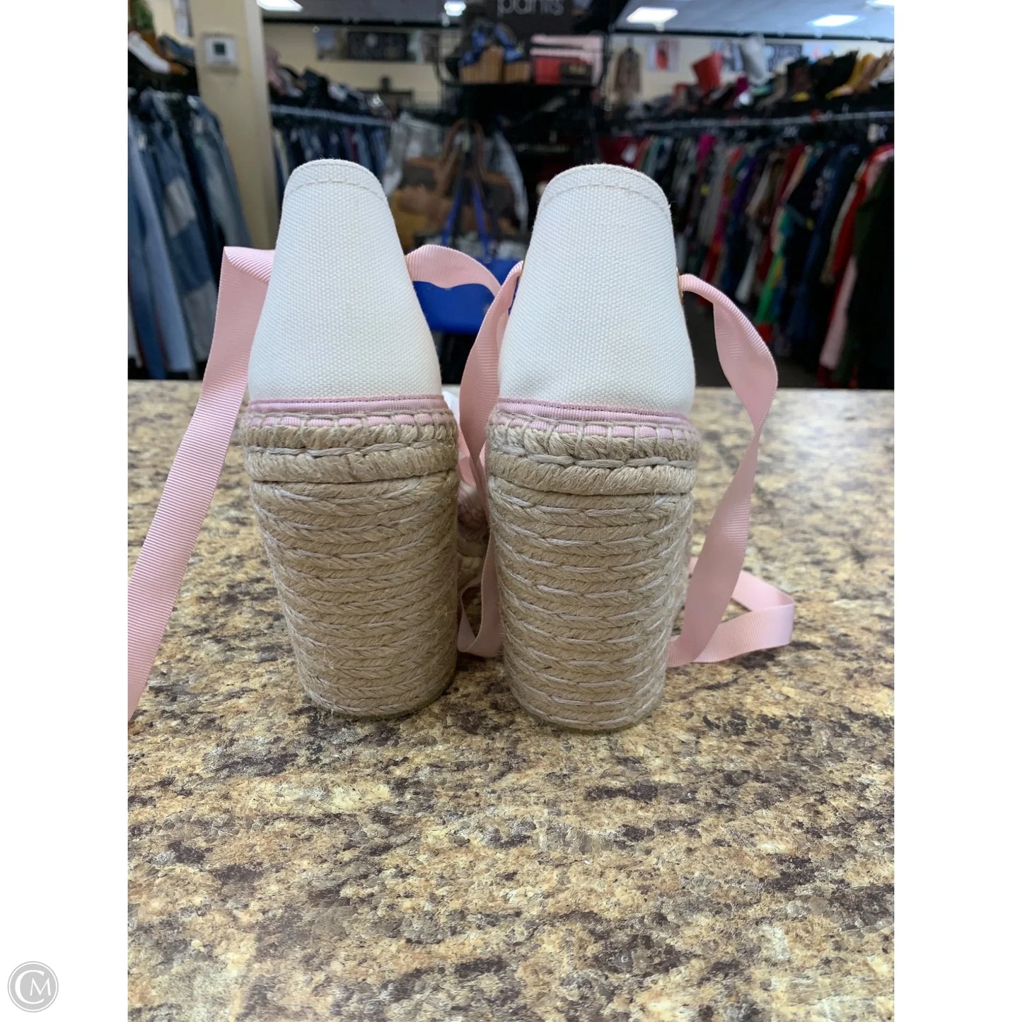 Shoes Luxury Designer By Gucci In Pink & White, Size: 10.5