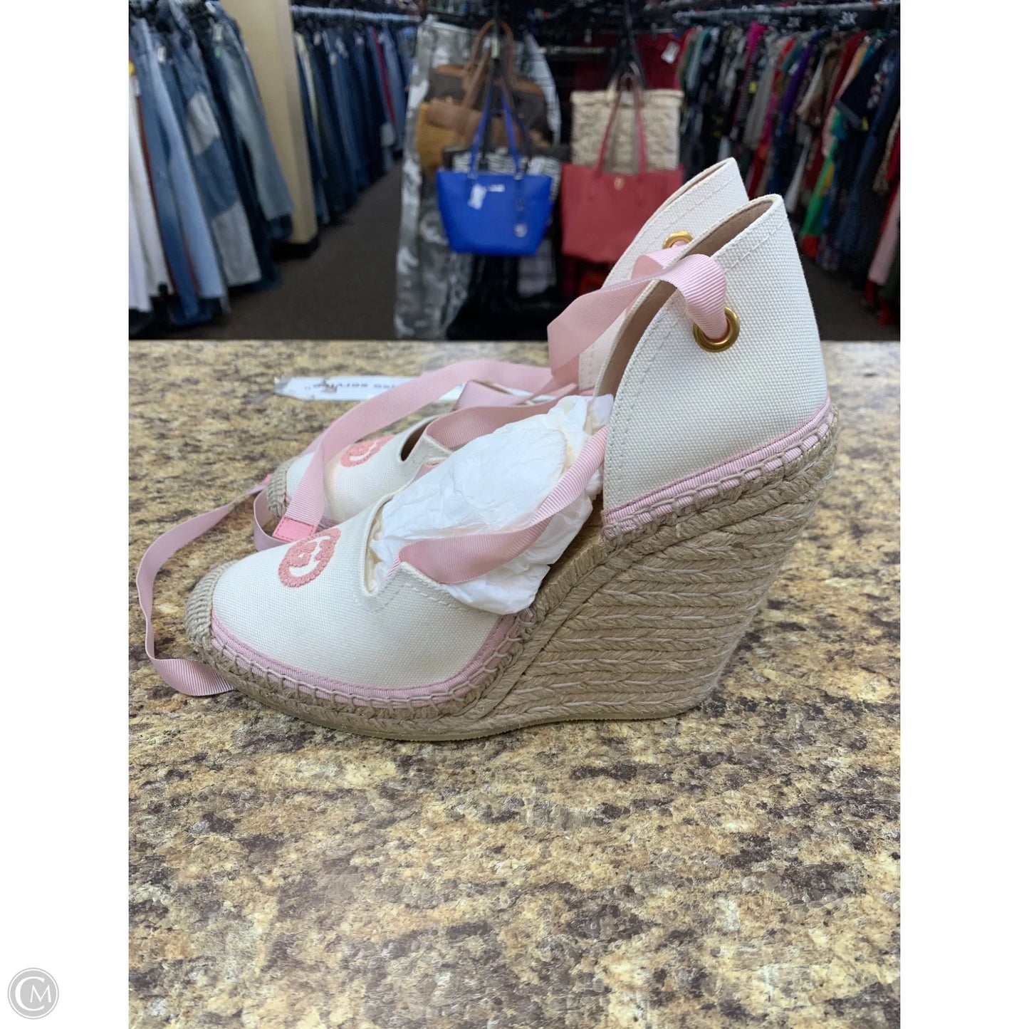 Shoes Luxury Designer By Gucci In Pink & White, Size: 10.5