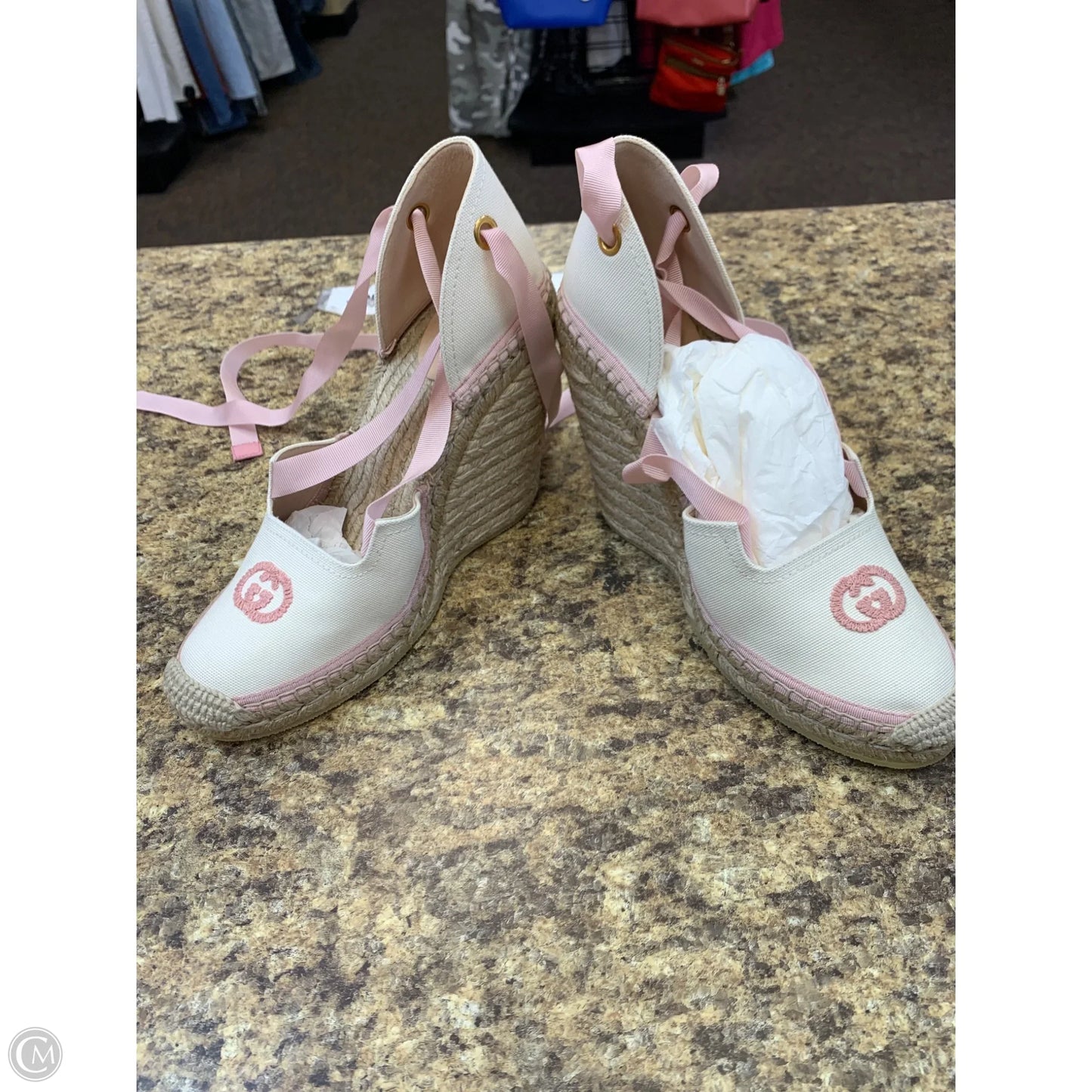 Shoes Luxury Designer By Gucci In Pink & White, Size: 10.5