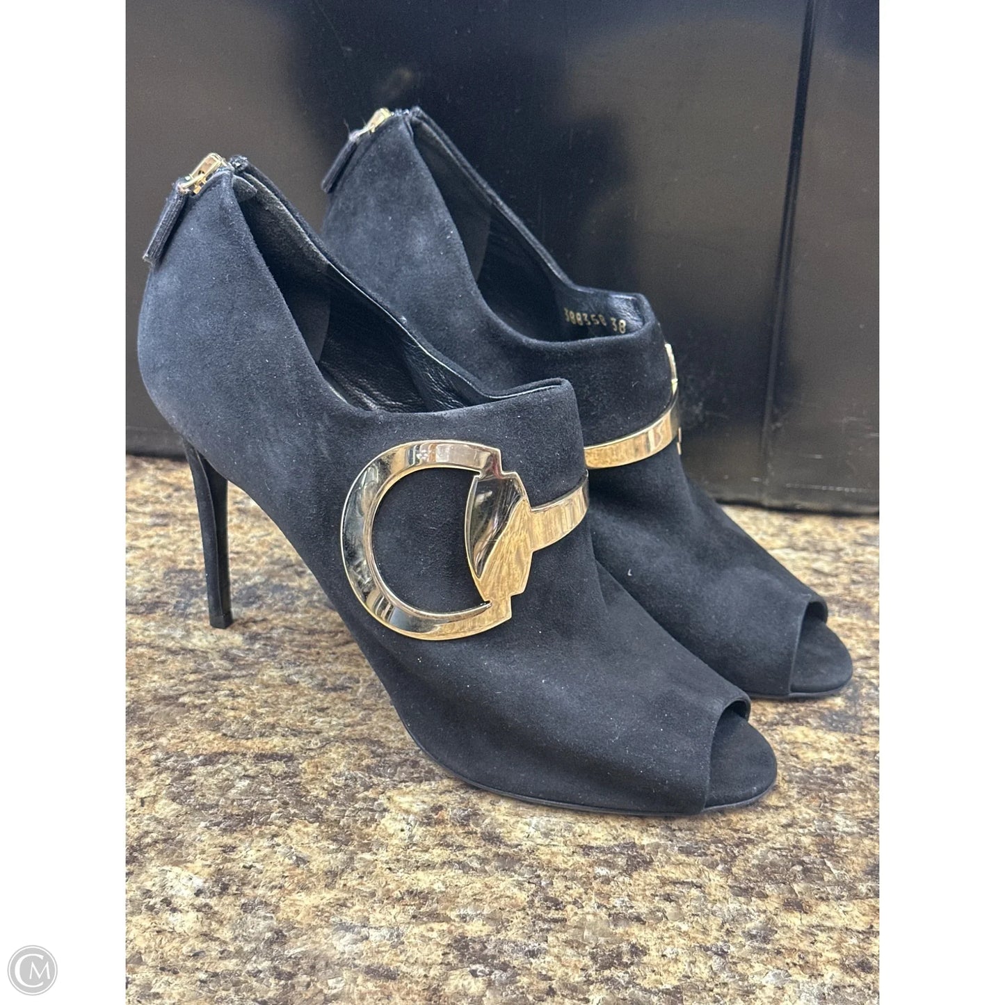 Shoes Luxury Designer By Gucci In Black & Gold, Size: 8