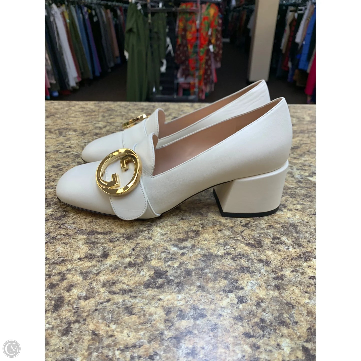 Shoes Luxury Designer By Gucci In Beige, Size: 7.5