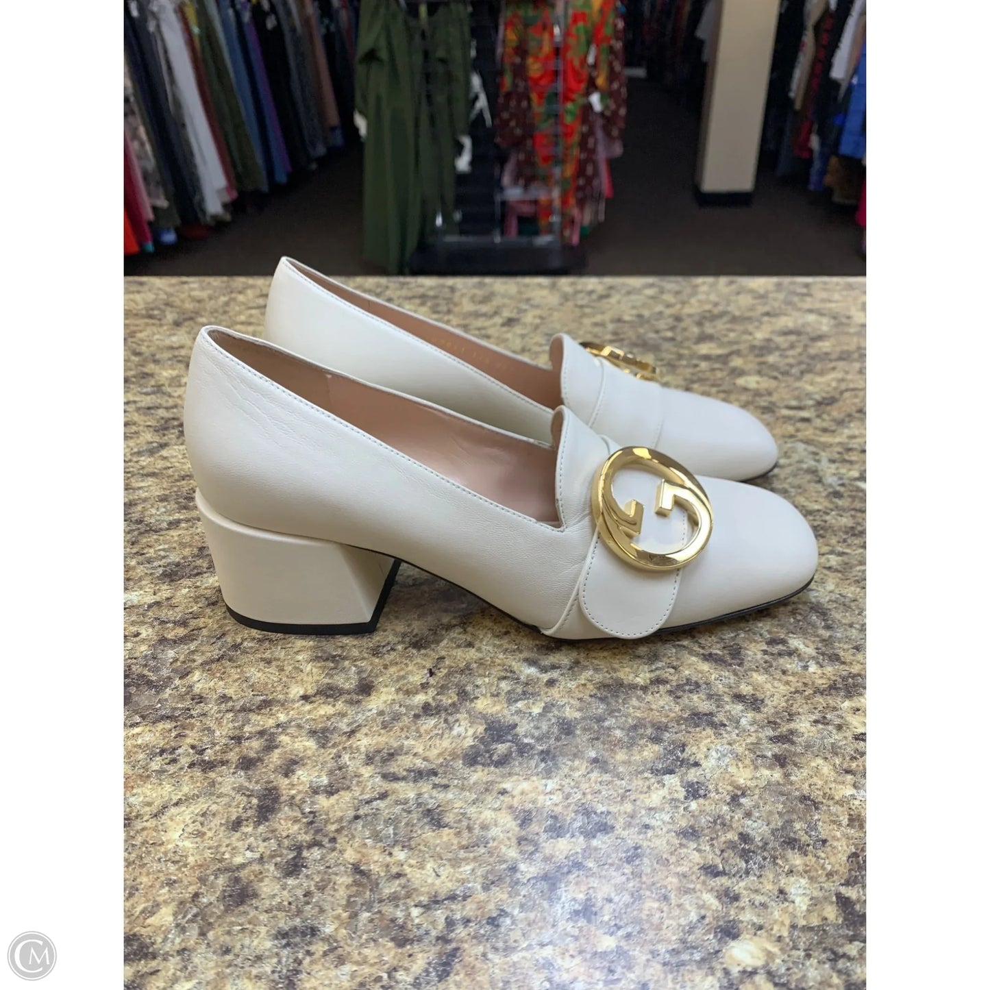 Shoes Luxury Designer By Gucci In Beige, Size: 7.5