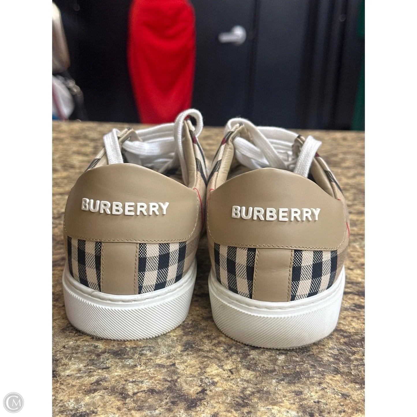 Shoes Luxury Designer By Burberry In Plaid Pattern, Size: 9.5