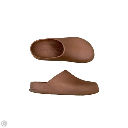 Shoes Flats By Crocs In Brown, Size: 9