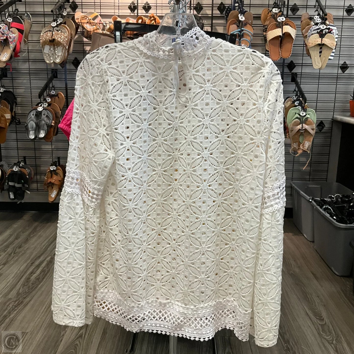 Top Long Sleeve By Clothes Mentor In White, Size: M