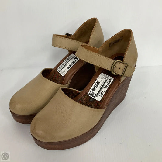 Shoes Heels Wedge By Boc In Cream, Size: 10