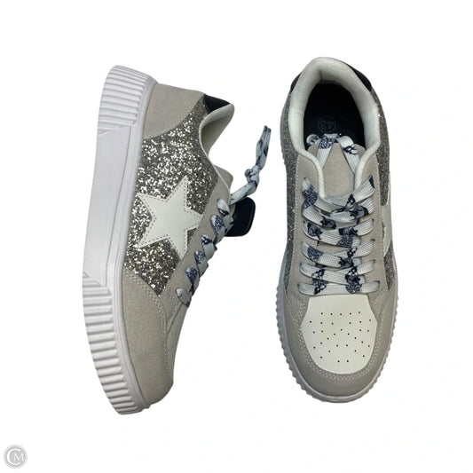 Shoes Sneakers By Clothes Mentor In Grey & White, Size: 12.5