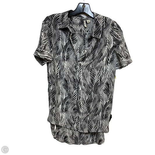 Top Short Sleeve By Cato In Black & White, Size: S