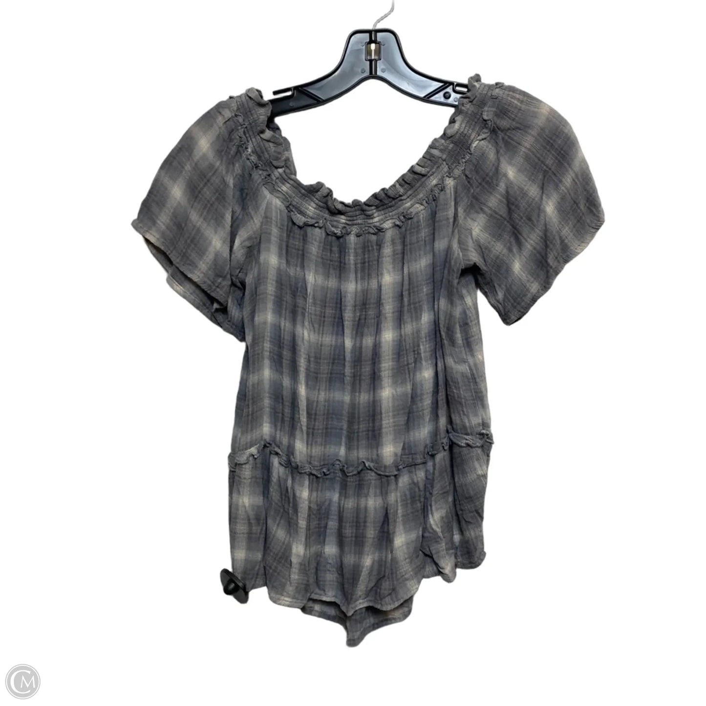 Top Short Sleeve By Maurices In Grey, Size: M