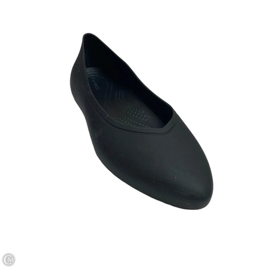 Shoes Flats By Crocs In Black, Size: 10