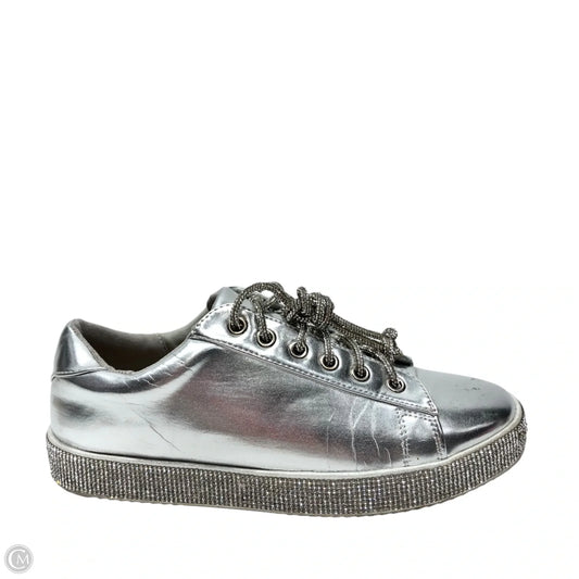 Shoes Sneakers By Clothes Mentor In Silver, Size: 7