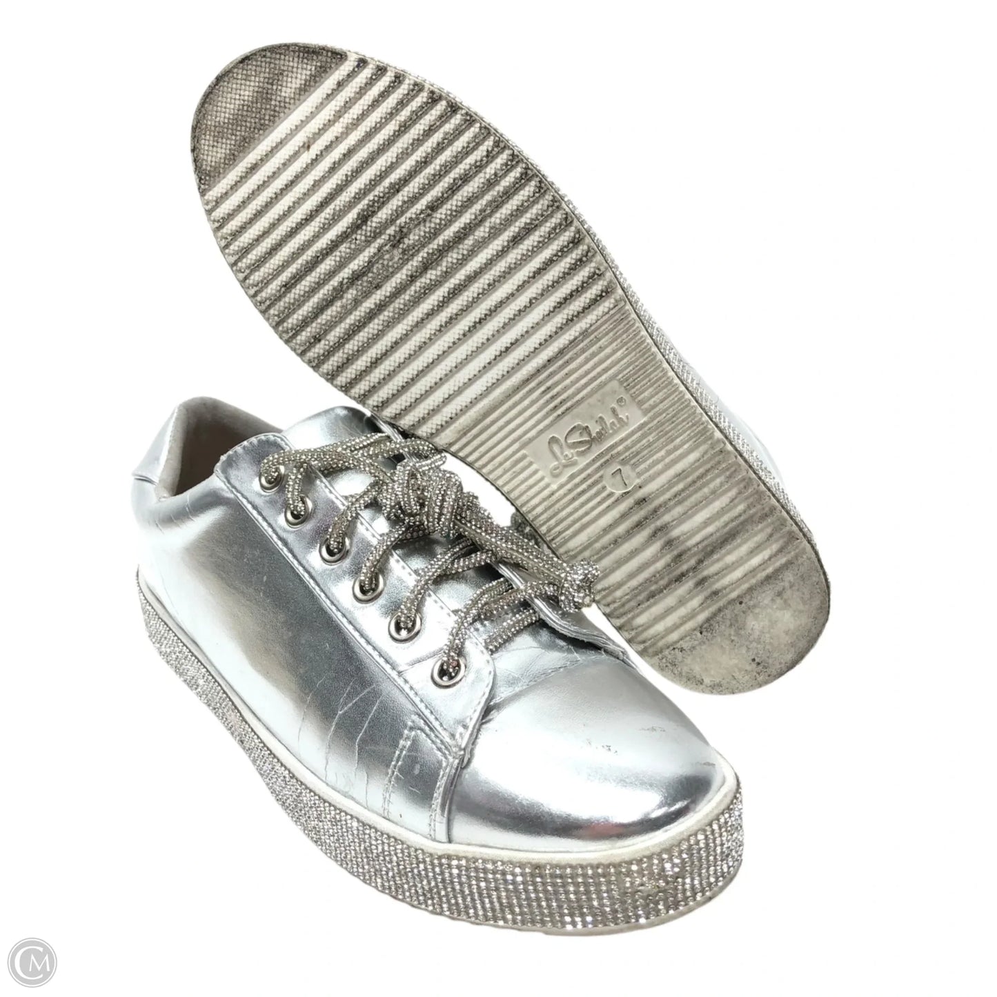 Shoes Sneakers By Clothes Mentor In Silver, Size: 7