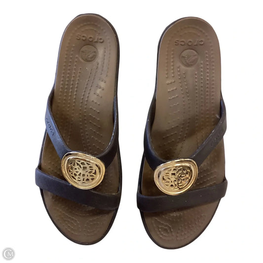 Sandals Flats By Crocs In Brown & Gold, Size: 6