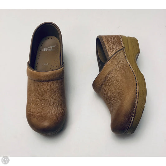 Shoes Heels Platform By Dansko In Brown, Size: 9