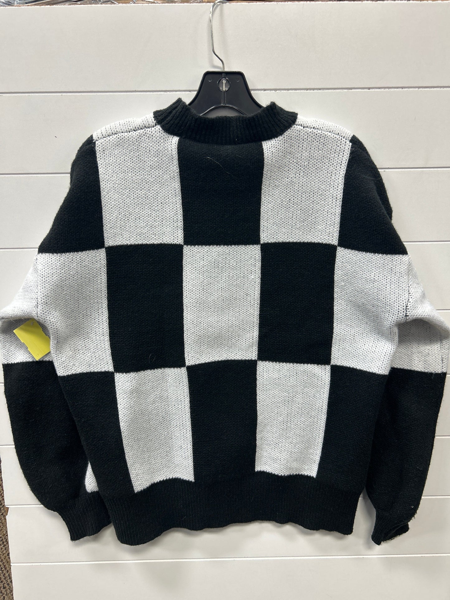 Sweater By Clothes Mentor In Black & White, Size:Xl