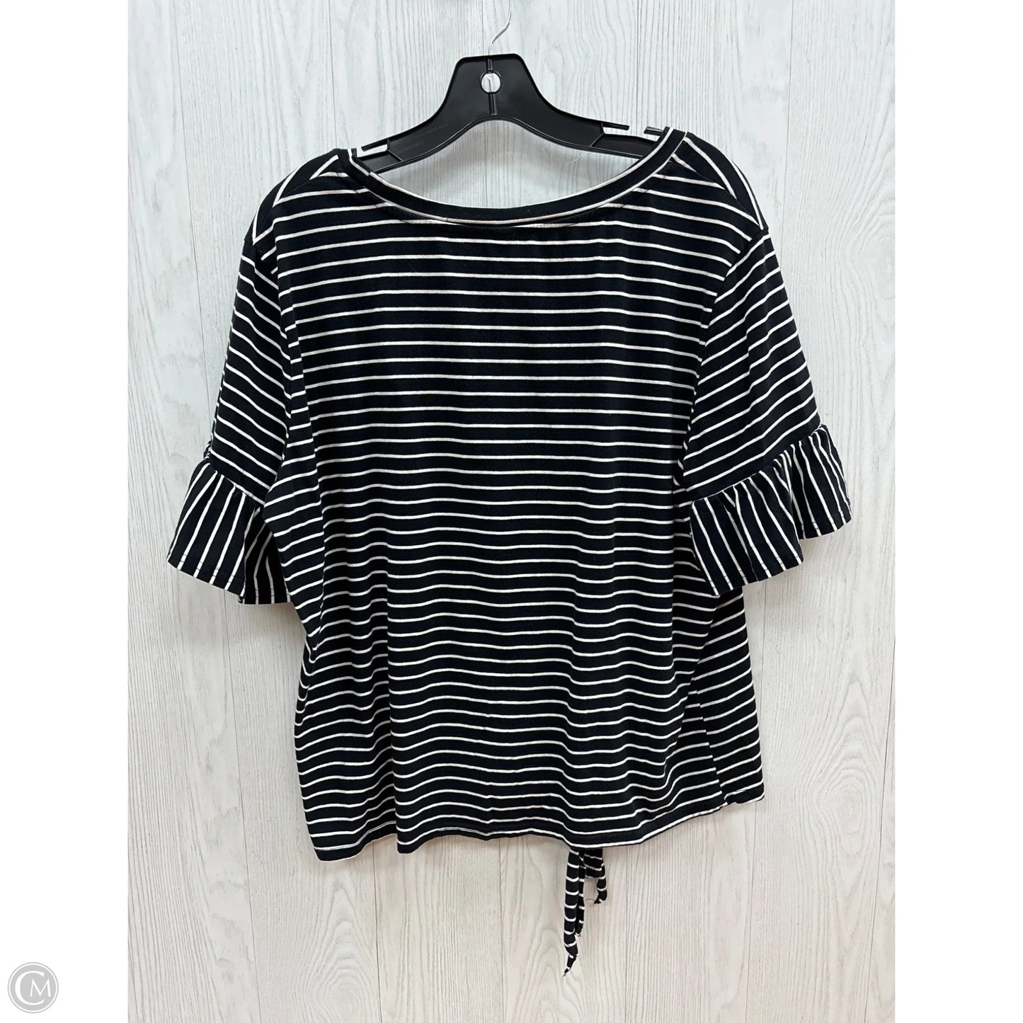 Top Short Sleeve By Clothes Mentor In Black & White, Size: 1x