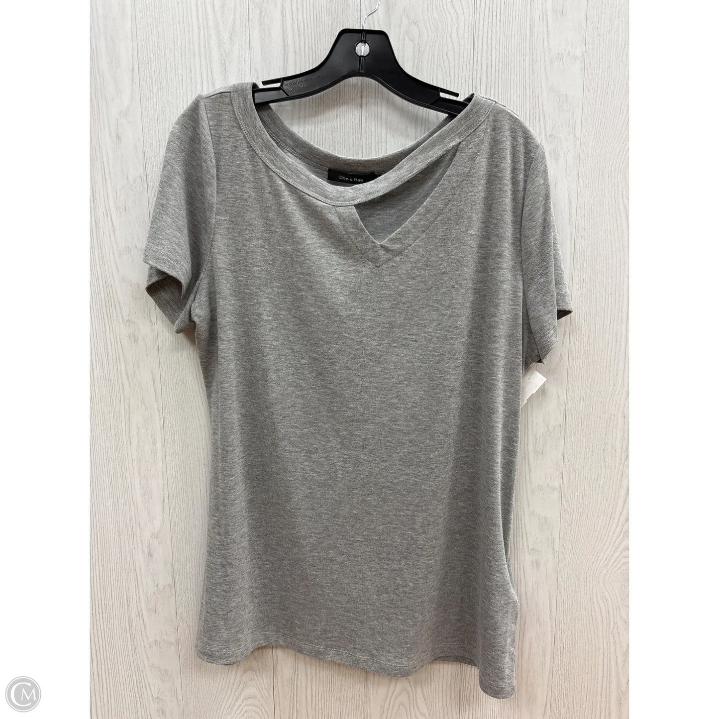 Top Short Sleeve By Doe & Rae In Grey, Size: 1x