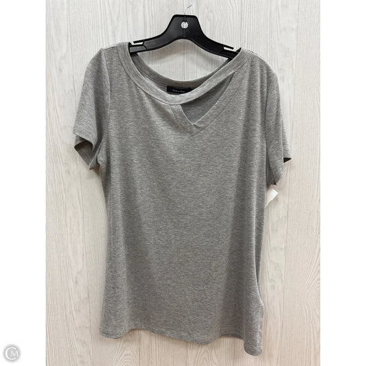 Top Short Sleeve By Doe & Rae In Grey, Size: 1x