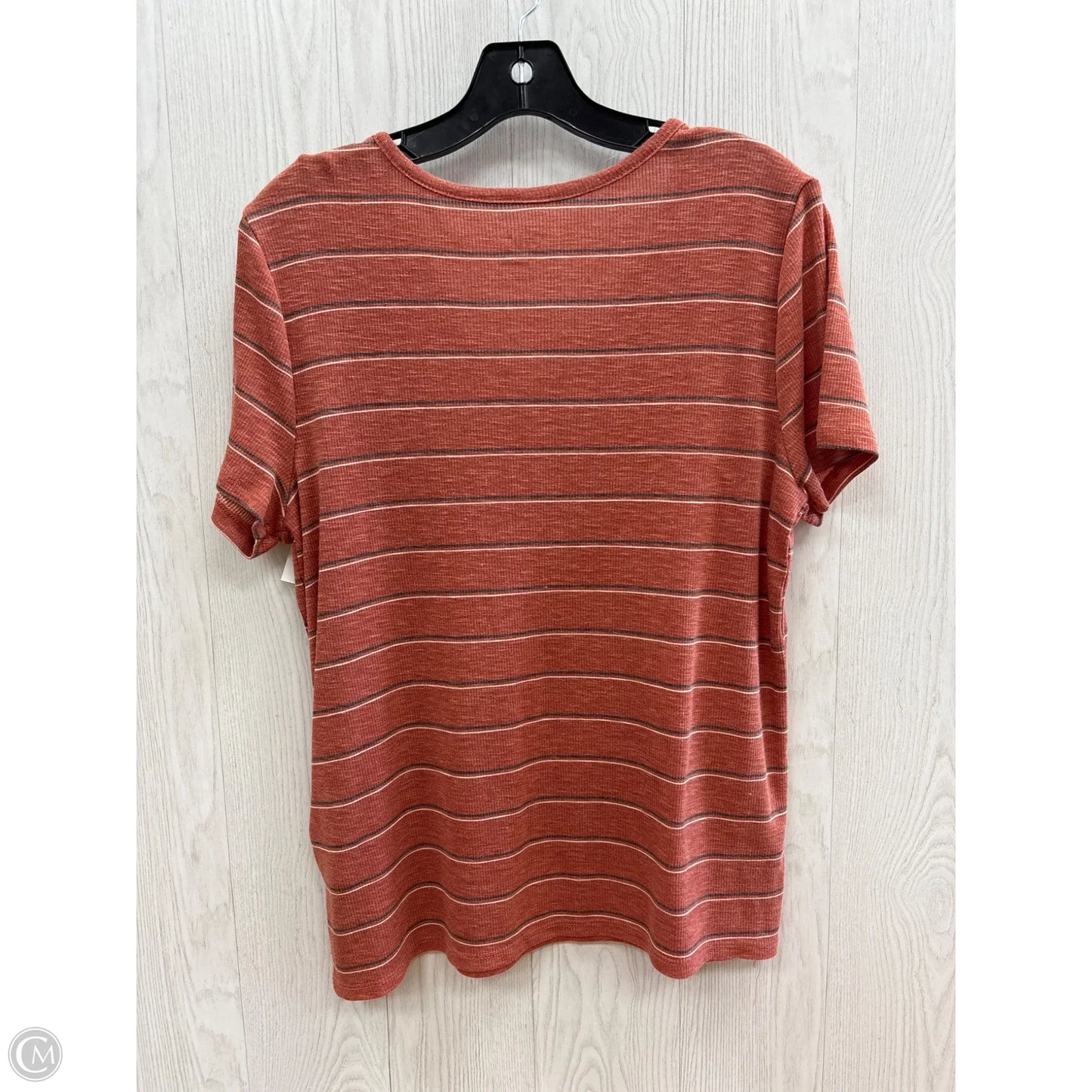 Top Short Sleeve By Maurices In Striped Pattern, Size: 1x
