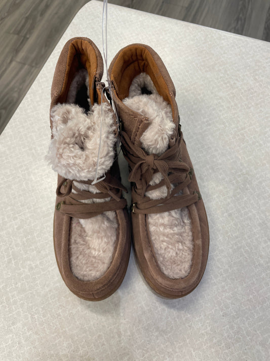 Boots Ankle Flats By Clothes Mentor In Brown & Cream, Size: 6.5