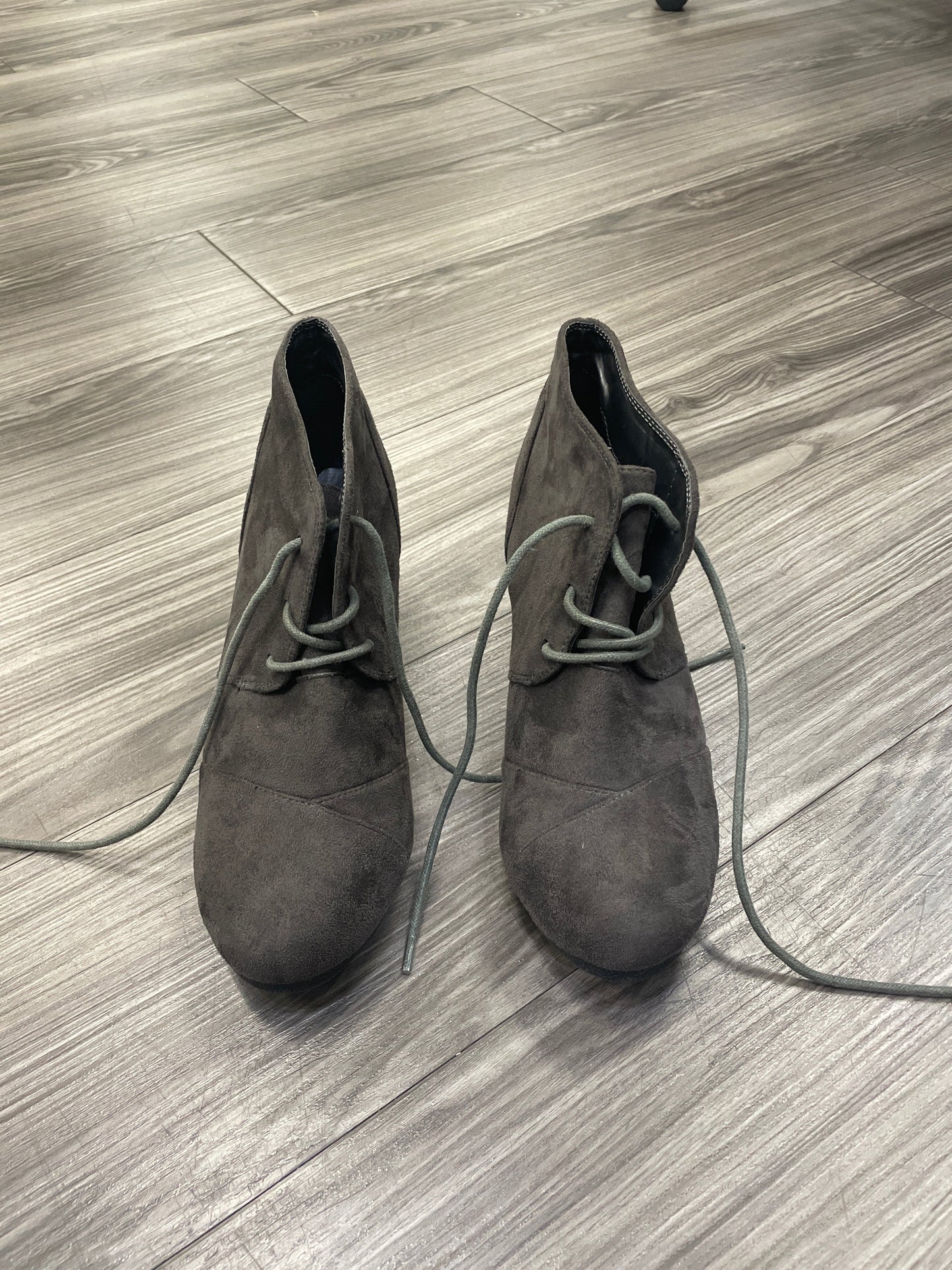 Boots Ankle Heels By Clothes Mentor In Brown, Size: 9