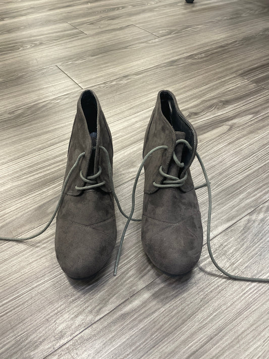 Boots Ankle Heels By Clothes Mentor In Brown, Size: 9